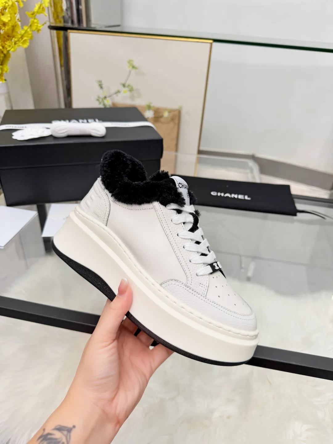 👟👟Ex-factory price 500👟👟 CHANEL 25C new autumn and winter sports shoes official website is available at the same time ❤️ Out of stock at counters. Major bloggers are recommending new styles on social days. This season’s new styles are simply eye-catching and look great on the feet. The casual casual sports style is cool and natural, interpreting Chanel’s fashionable femininity. The overall customization makes all sports shoes on the market at that time obsolete. This series is now available for sale! The upper is made of custom imported pebbled calf leather ➕ custom frosted calf leather. The lining is made of original one-to-one professionally customized mesh. Hardware accessories. Original full set of molds (not common in the market). Original custom molded TPU combination outsole. Height 4 cm. Women's size 35-40.